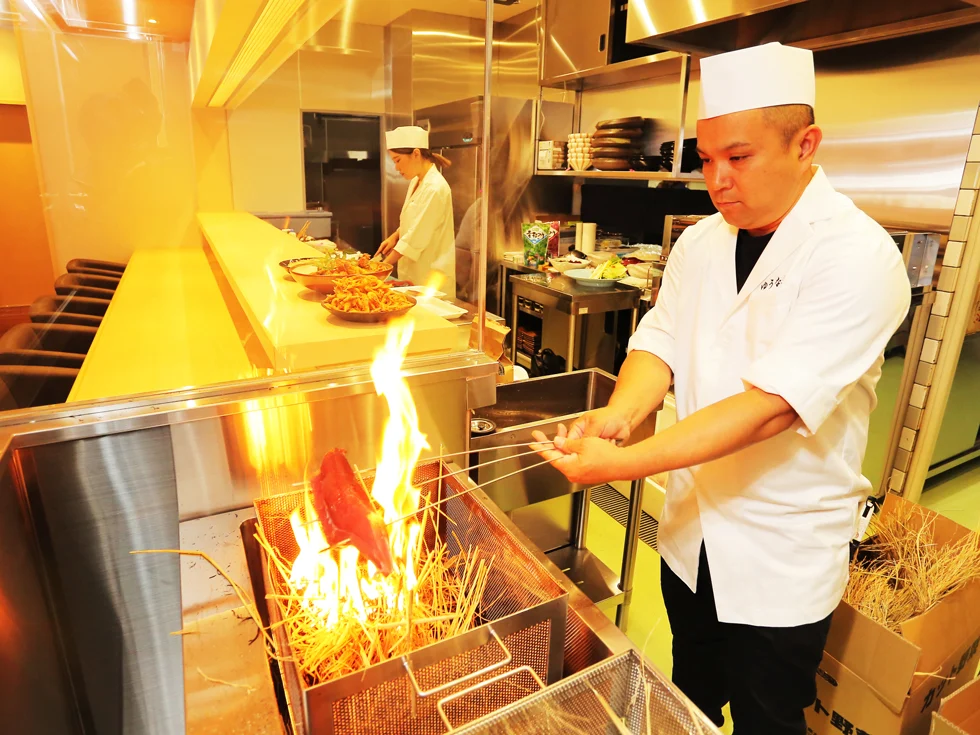 店内での藁焼きの様子