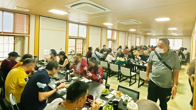 シンガポールからの団体のお客様のご来店の様子(2枚目)