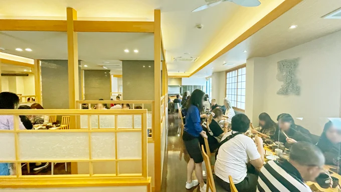 シンガポールからの団体のお客様のご来店の様子(3枚目)